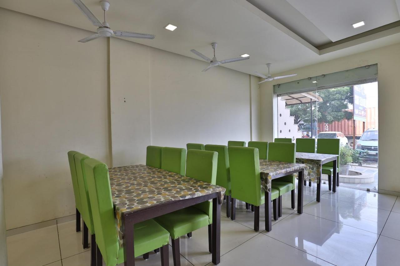 Capital O 41581 Hiriz Hotel Gāndhīdhām Esterno foto