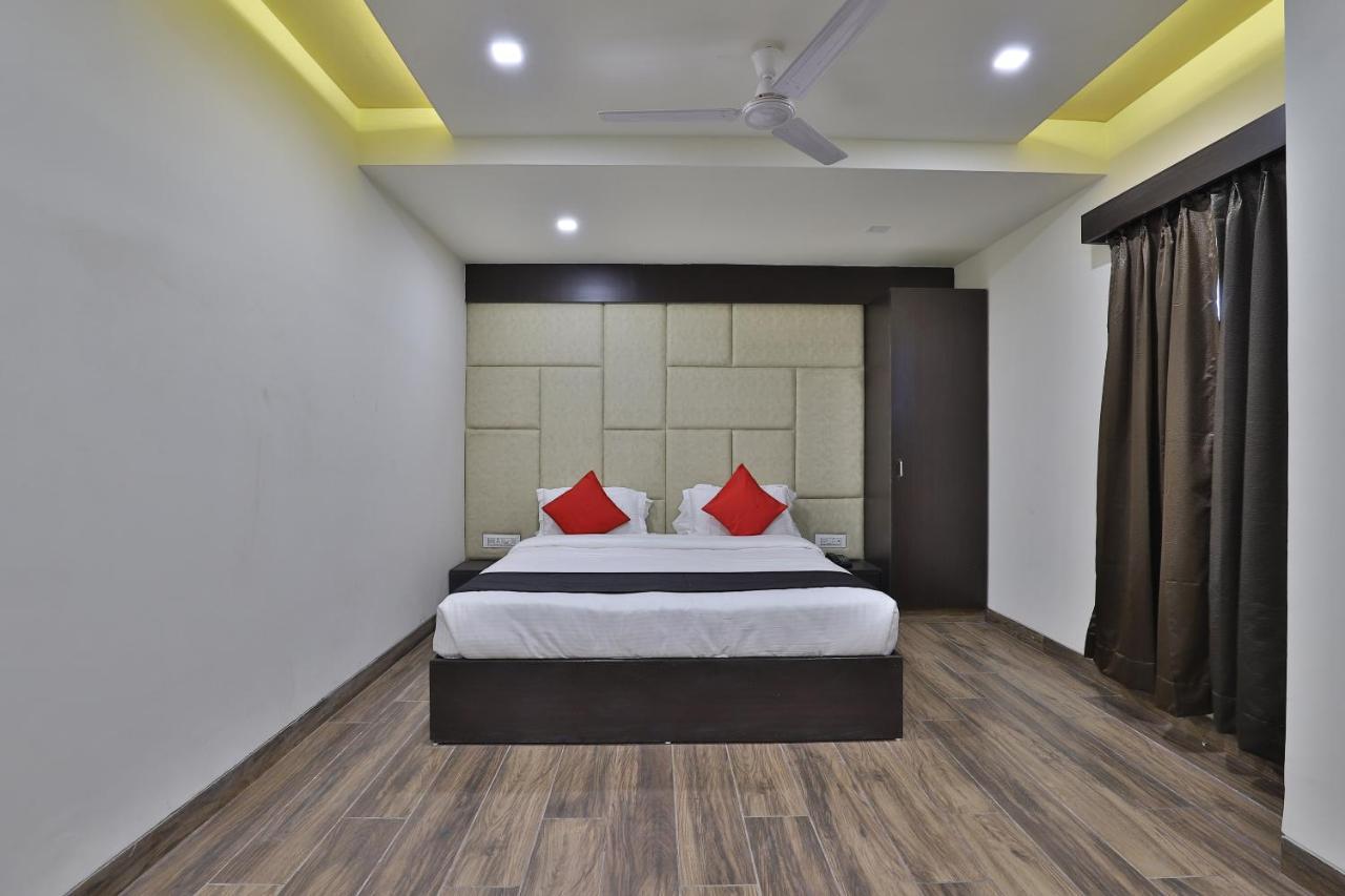 Capital O 41581 Hiriz Hotel Gāndhīdhām Esterno foto